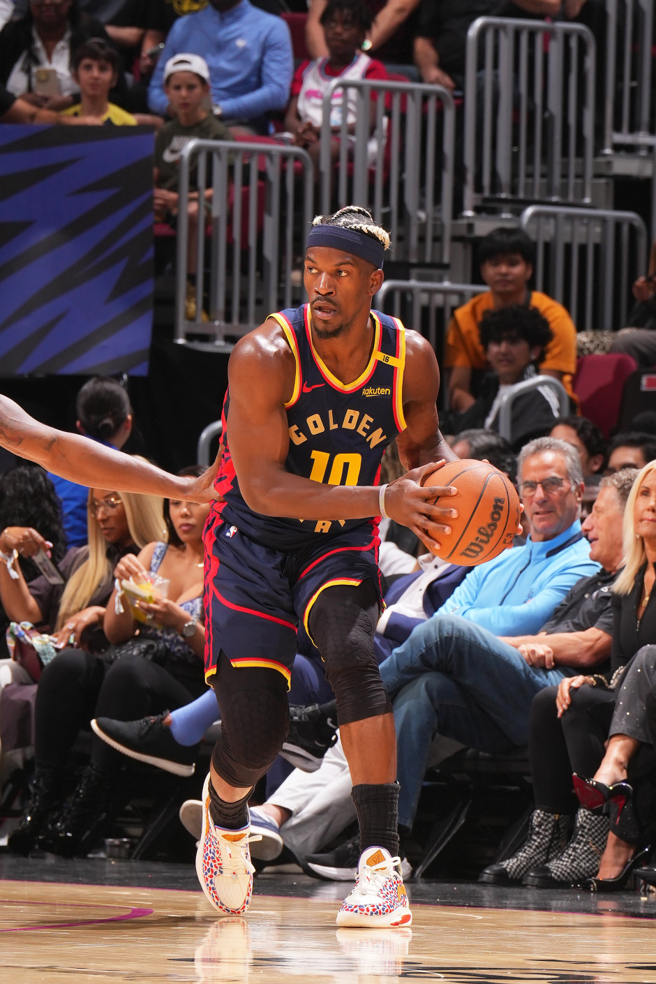 NBA常规赛最新形势：迈阿密热火高居榜首，新疆男篮强势追赶，冠军归属成迷(新疆男篮最新消息新疆男篮最新新闻)